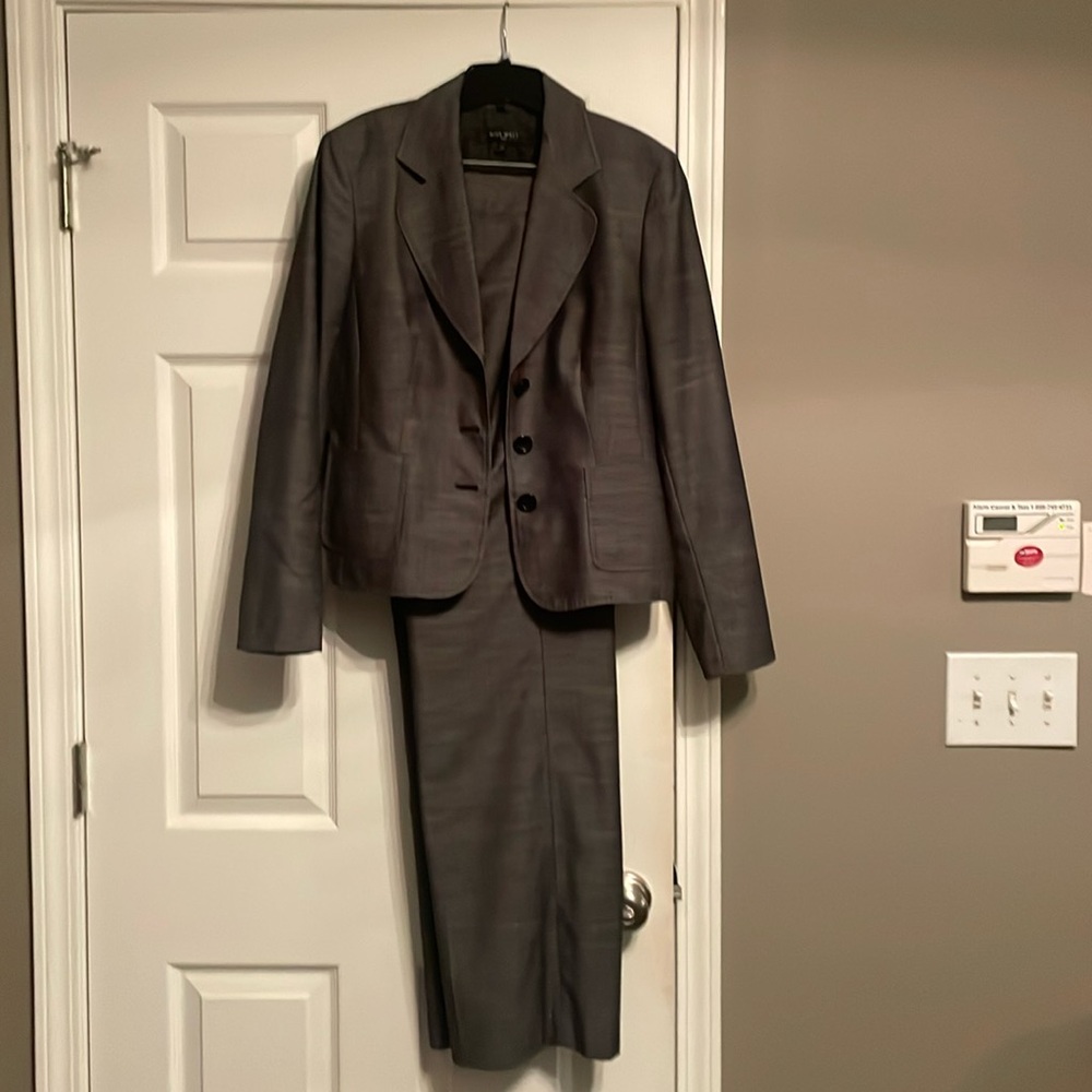 Nine West gray pant suit. Prestine condition.